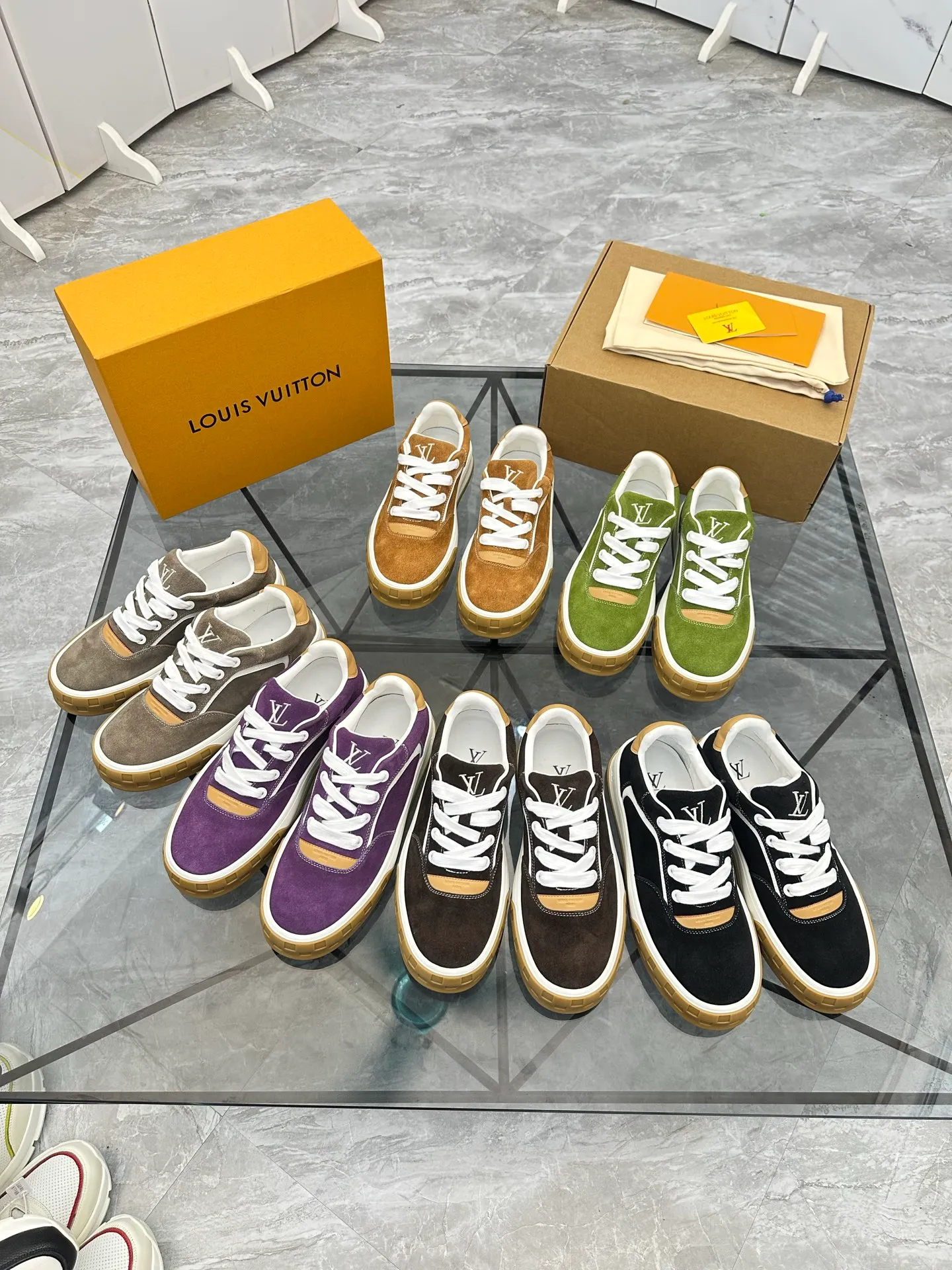Men's shoes for sale 💰: 💰P660¥ Top quality Comes with airplane case Product trademark: LV* "Louis Vuitton*" low-top casual shoes Regular size: 35-44 (can be customized to 45) Couple style Product materials: imported nubuck leather upper, sheepskin lining, original outsole. Number: 819